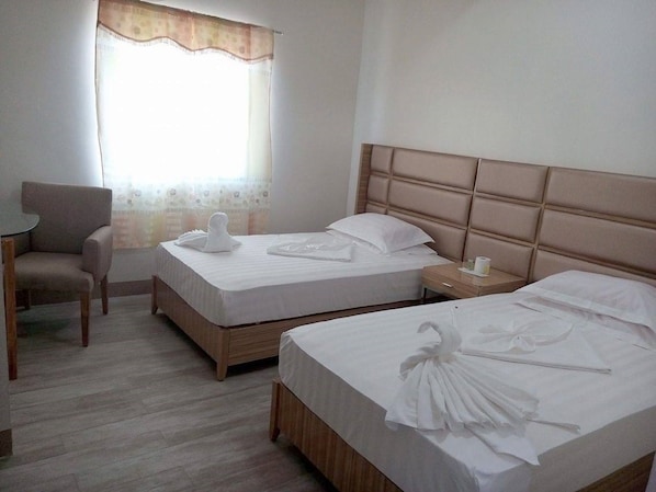 Twin Deluxe Room | Desk, bed sheets