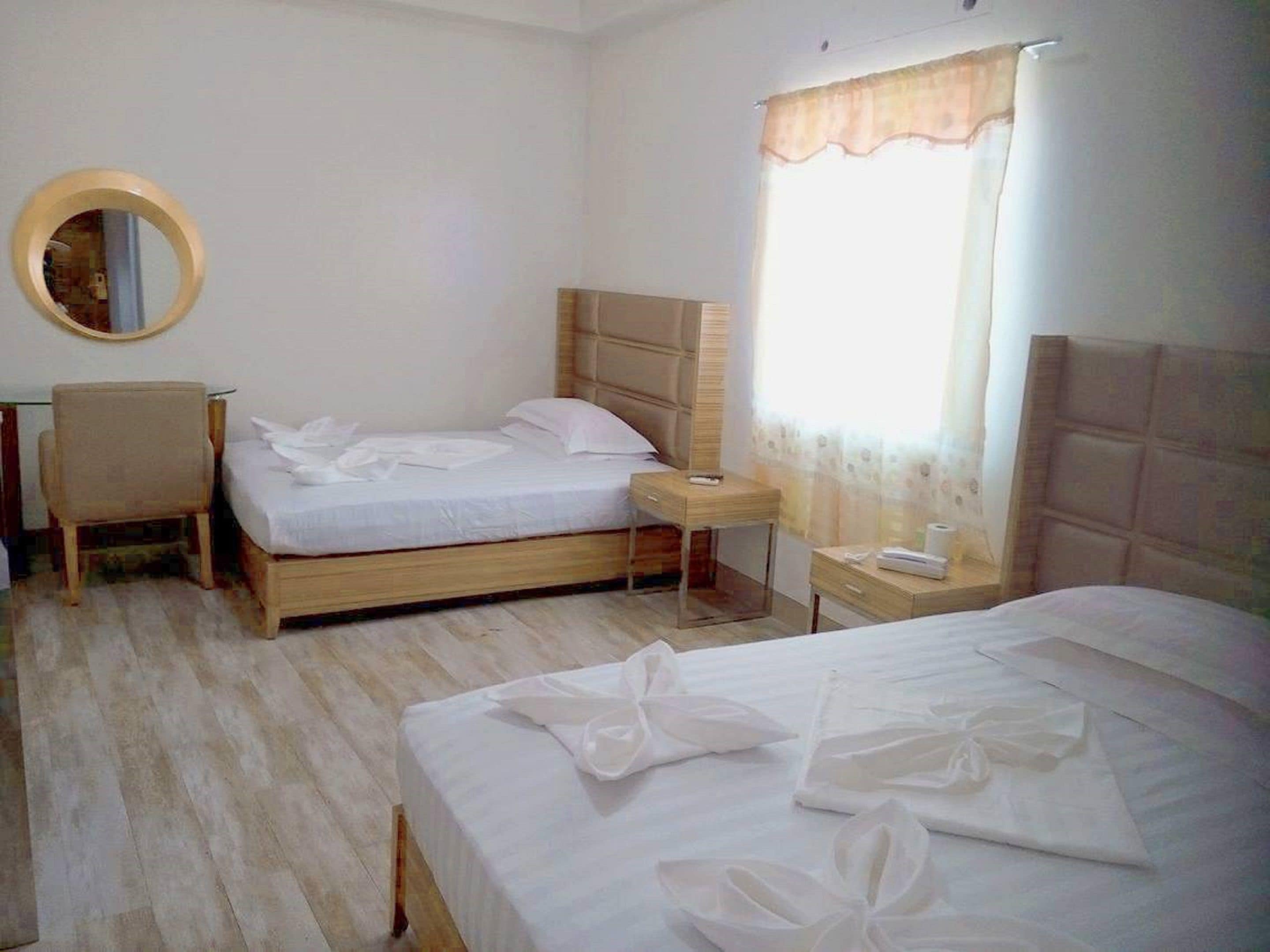 Habitación familiar | Escritorio y ropa de cama