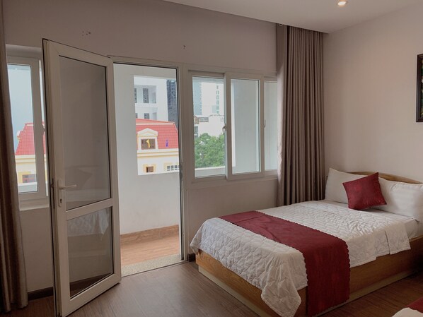 Deluxe-Zimmer, Balkon | Minibar, Zimmersafe, Schreibtisch, kostenloses WLAN