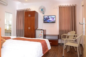 Een minibar, een kluis op de kamer, een bureau, gratis wifi