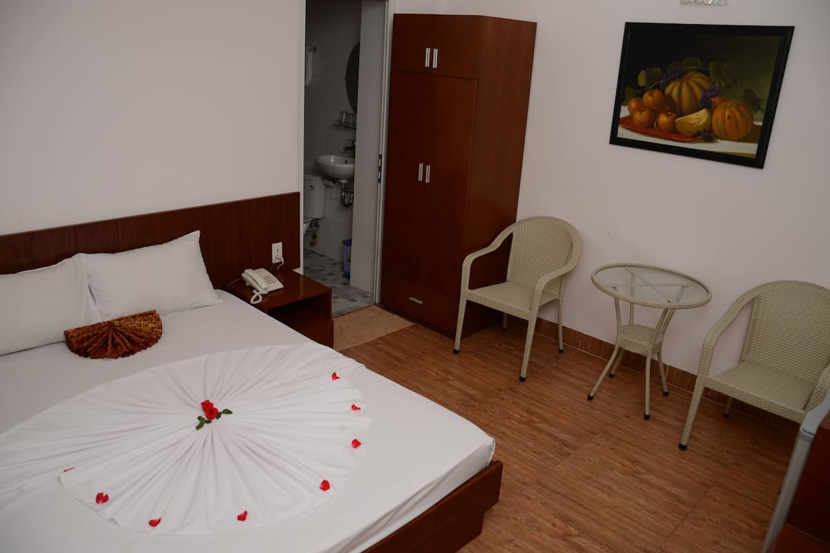 Minibar, in-room safe, desk, free WiFi