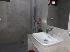 Regadera, amenidades de baño gratuitas, toallas 