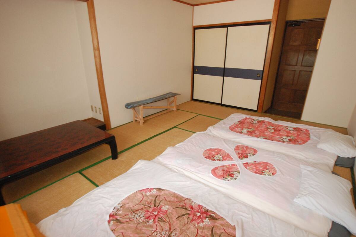 Large Room with 2 to 5 ppl | WiFi (free)