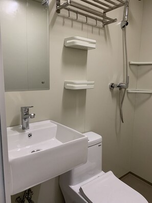 Dusche, kostenlose Toilettenartikel, Haartrockner, Handtücher