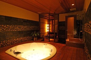 Buồng tắm vòi sen, đồ dùng nhà tắm miễn phí, dép đi trong nhà 
