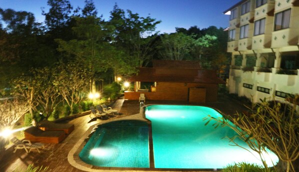 Kolam renang outdoor