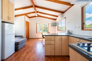 Cabaña clásica, 2 habitaciones (4 berth) | Cocina básica privada | Frigorífico, microondas, placa de cocina y cafetera o tetera