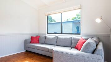 Deluxe Cabin | Living area