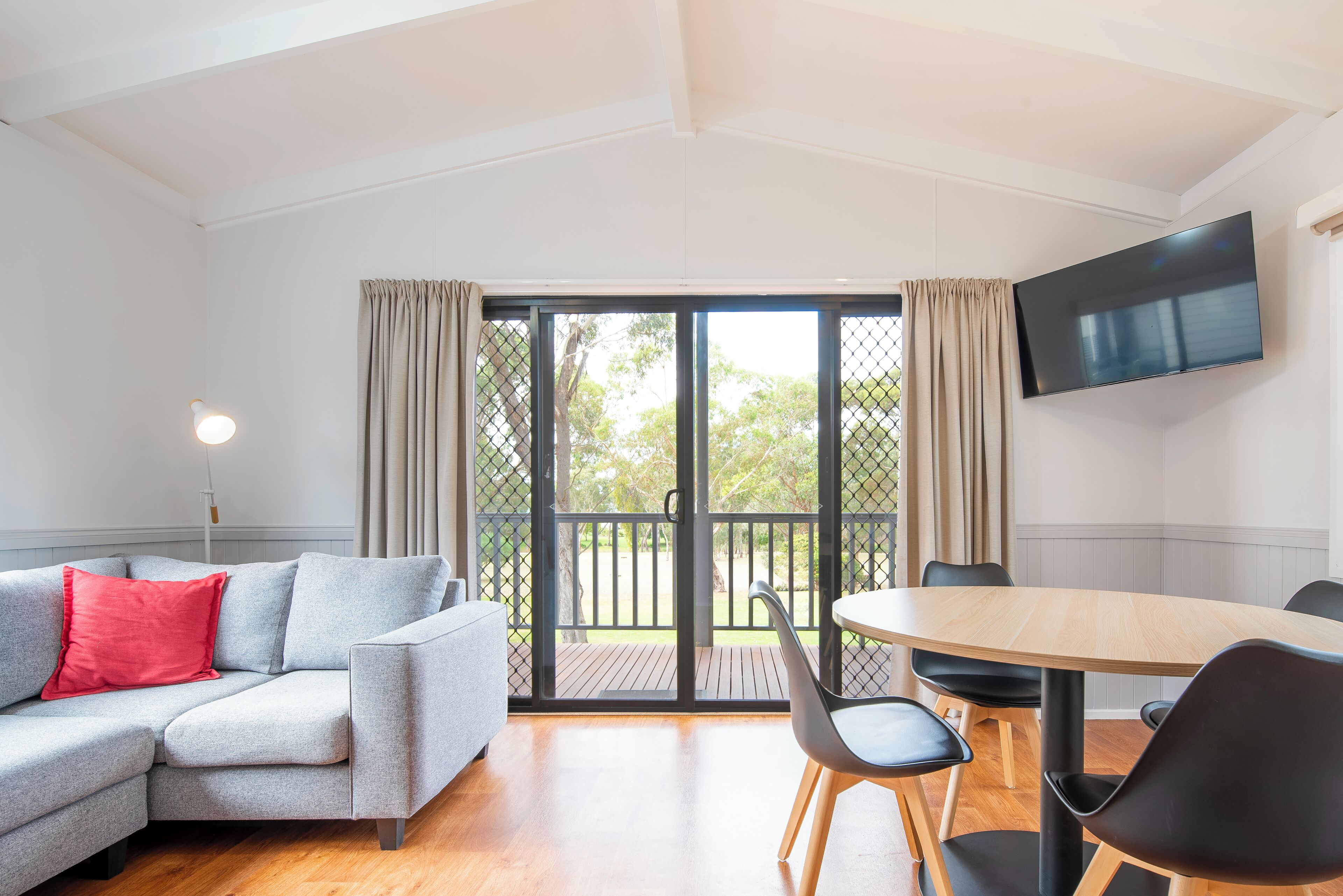 Villa, 2 Bedrooms | Ruang tamu | 50 inci televisyen skrin rata dengan digital 