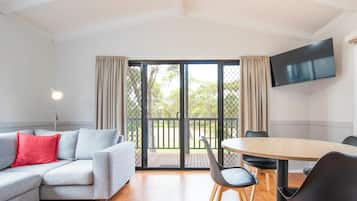 ヴィラ 2 ベッドルーム | リビング エリア | 50 インチの薄型テレビ (デジタル放送視聴可)