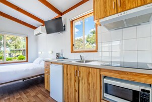 Cabaña económica, 1 habitación (Double + Tri-bunk) | Cocina básica privada | Frigorífico, microondas, placa de cocina y cafetera o tetera