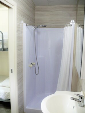 Cabaña (Open Plan with Internal Ensuite) | Baño | Ducha y toallas