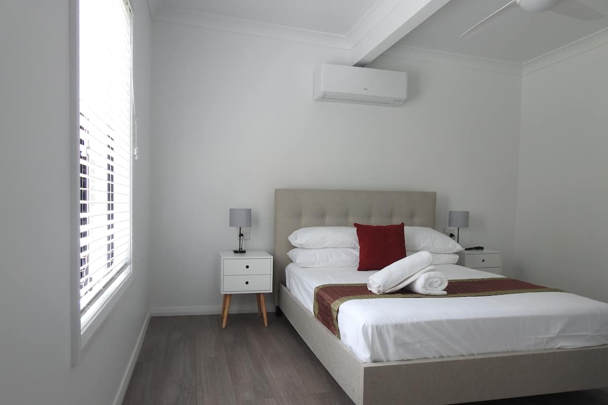 Family Cabin | Premium bedding, iron/ironing board, WiFi (free), individually decorated