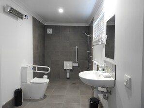 Familjestuga | Badrum | Dusch och handdukar