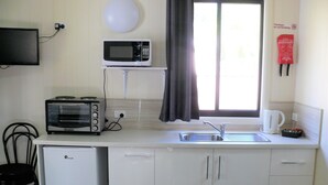 Cabana (Open Plan with Internal Ensuite) | Cozinha americana privada | Cafeteira/chaleira, geladeira, micro-ondas, cooktop