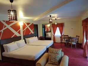 Family Studio Suite | Desk, iron/ironing board, bed sheets
