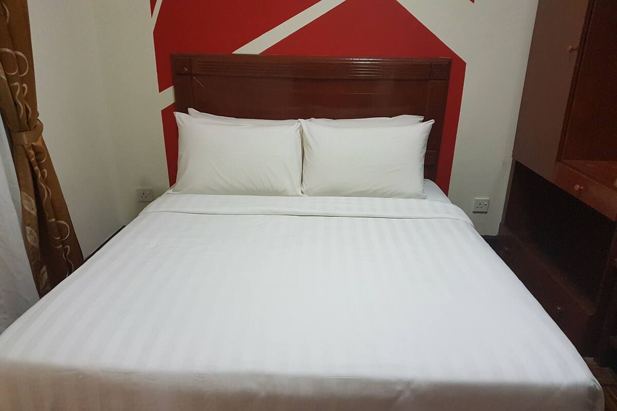 Executive Suite | Desk, iron/ironing board, bed sheets