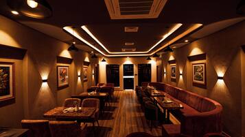 Un restaurant doté d’un long comptoir, de banquettes et offrant différents types de sièges.