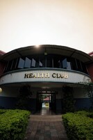 Un edificio con un letrero que dice 'HEALTH CLUB' en la entrada.