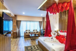 Junior suite | 1 slaapkamer, een minibar, een kluis op de kamer, een bureau