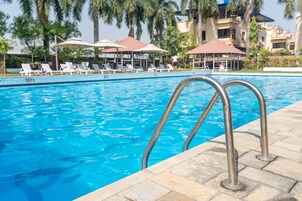 Una piscina al aire libre