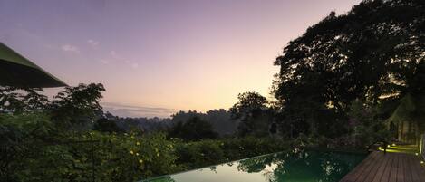 Piscine extérieure, piscine à débordement, parasols de plage