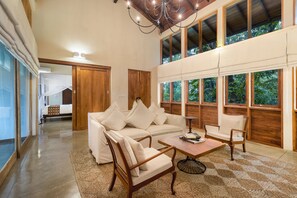 奢华套房 | 迷你吧、客房内保险箱、办公桌、熨斗/熨板