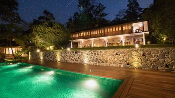 Breakfast, lunch, dinner served; local and international cuisine