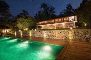 供應早餐、午餐、晚餐;本地及多國菜