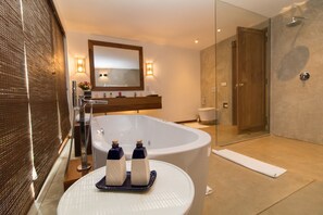 Suite Junior | Salle de bain | Articles de toilette (gratuits), séchoir à cheveux, peignoirs