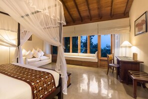 奢華套房 | 迷你吧、房內夾萬、書桌、熨斗/熨衫板