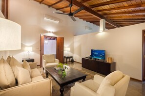 奢华套房 | 起居区 | 液晶电视、收费电影