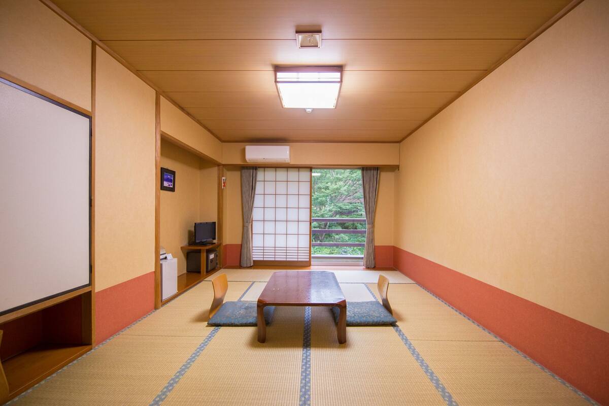 Japanese Style Room for 4 People with Shared Bathroom