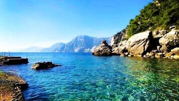 Beach nearby, white sand, beach shuttle, beach towels