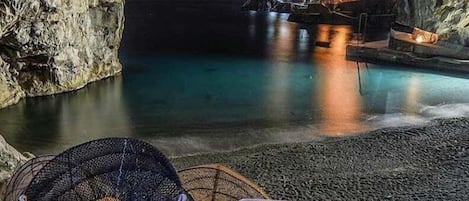 Beach nearby, white sand, beach shuttle, beach towels