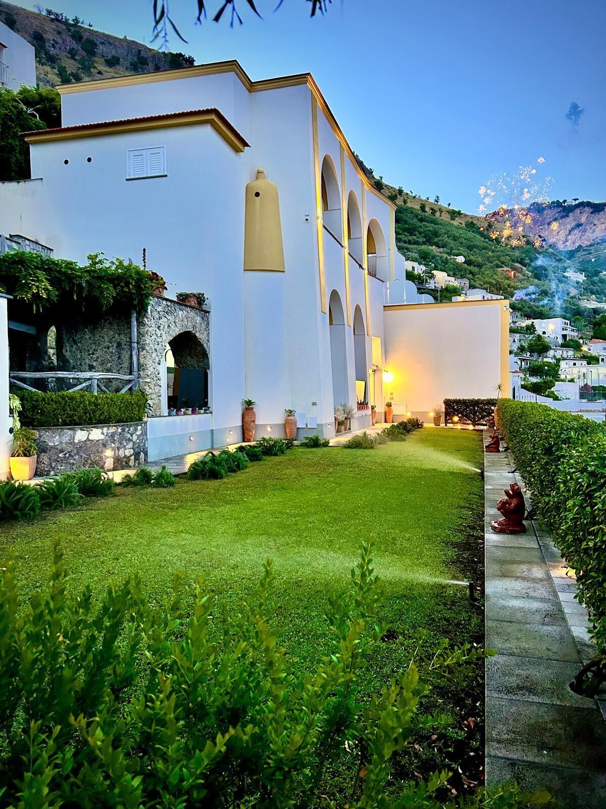 ด้านหน้าที่พัก - ตอนเย็น/กลางคืน