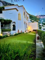 Fachada de la propiedad por la tarde o noche