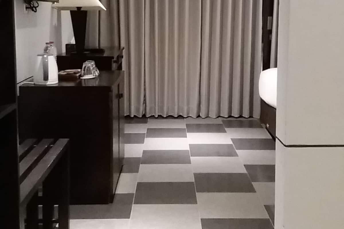 Premium bedding, pillowtop beds, minibar, in-room safe