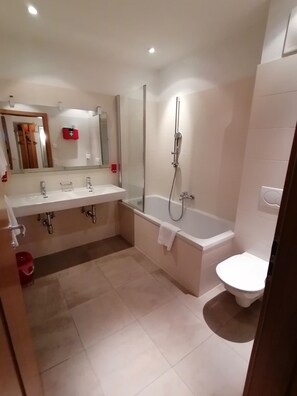 Departamento Confort, 3 habitaciones | Baño | Toallas y papel de baño 