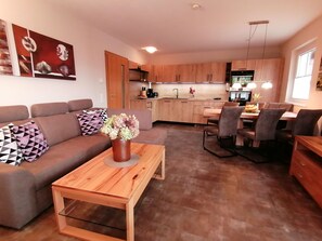 Appartement Confort, 2 chambres, vue montagne | Coin séjour | Télévision de 45 pouces avec chaßnes par cùble