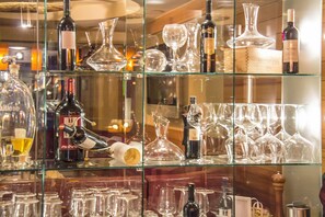 Une exposition de bouteilles de vin et de verres à vin sur des étagères.