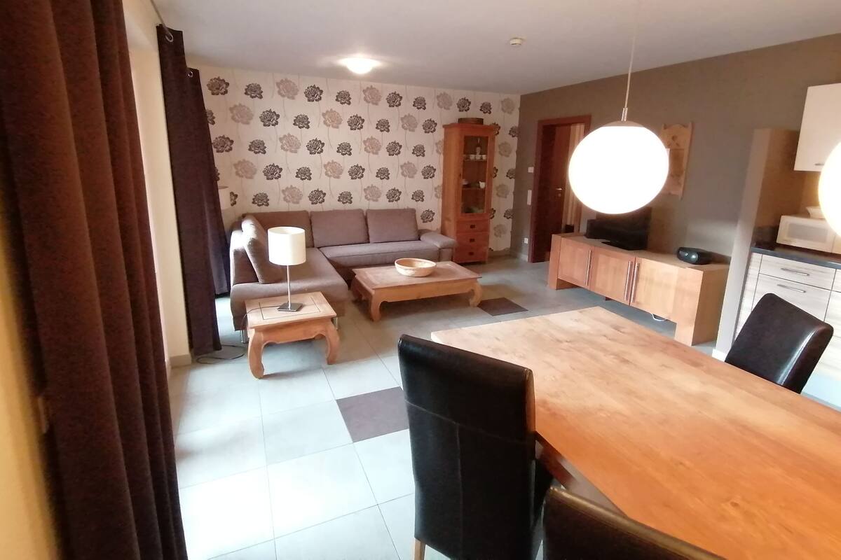 Apartamento Confort, 2 habitaciones, vistas a la montaña | Sala de estar | Televisión de 45 pulgadas con canales por cable