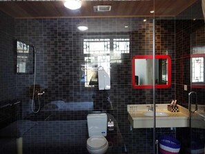 Suite, Courtyard View | Bilik Mandi | Pancuran mandi, kelengkapan dandanan diri percuma, pengering rambut 