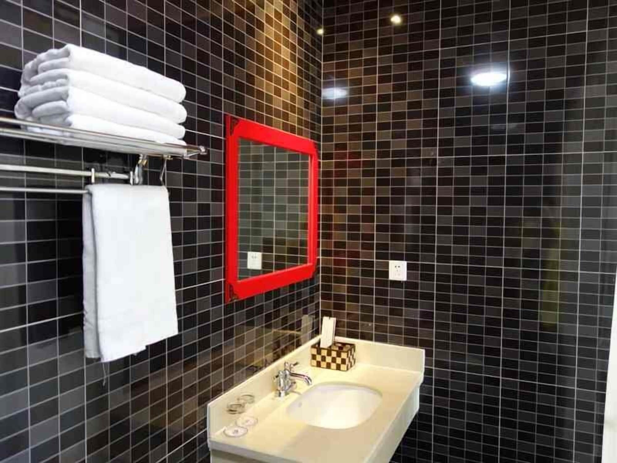 豪華標準間 | 浴室 | 淋浴設備、免費盥洗用品、吹風機、拖鞋