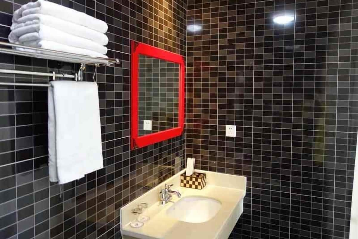 Deluxe Twin Room | Bathroom | Shower, free toiletries, hair dryer, slippers