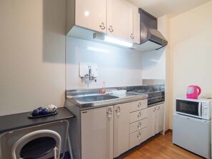 Appartement (1 Bed Room, Dining Room and Kitchen) | Cuisine privée | Réfrigérateur, micro-ondes, plaque de cuisson, bouilloire électrique