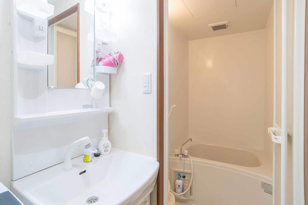 1 Bed Room, Dining Room and Kitchen (Up to 3 Guests) | 1 bedroom, desk