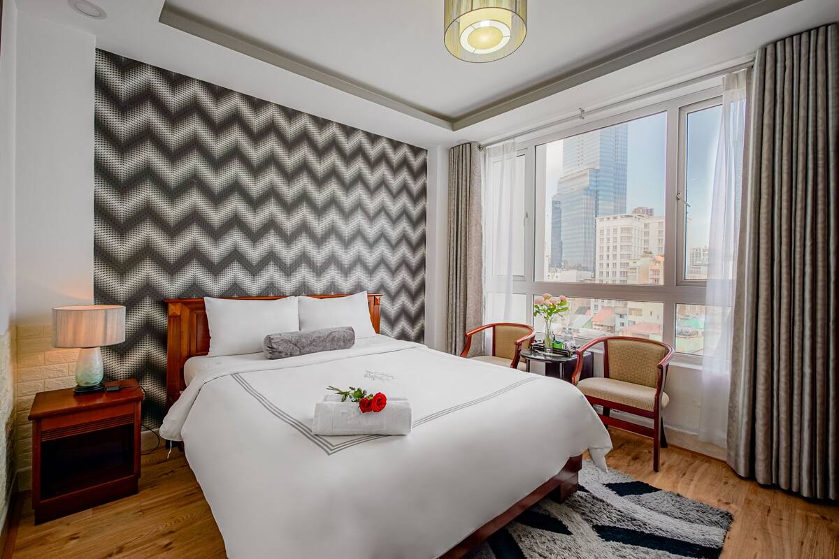 Habitación Deluxe doble, vistas a la ciudad | Minibar, escritorio, cortinas opacas y wifi gratis