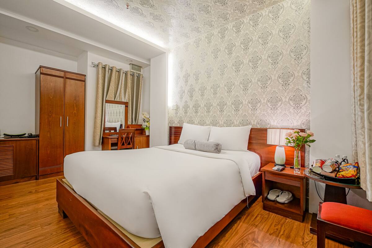Minibar, escritorio, cortinas opacas y wifi gratis