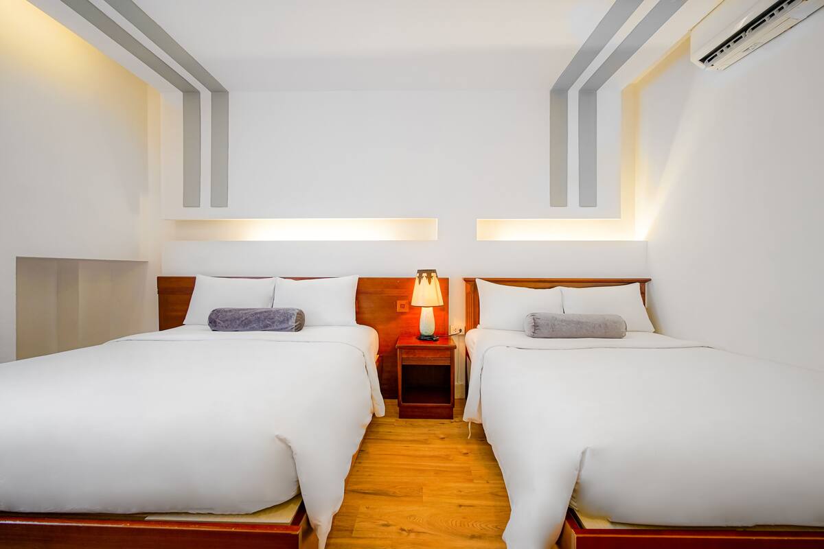 Minibar, escritorio, cortinas opacas y wifi gratis
